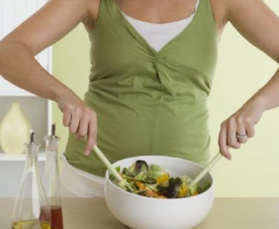 embarazada-preparando-ensalada-alimentación