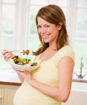 embarazada-comiendo-verdura