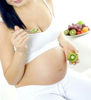 embarazada-comiendo-kiwi