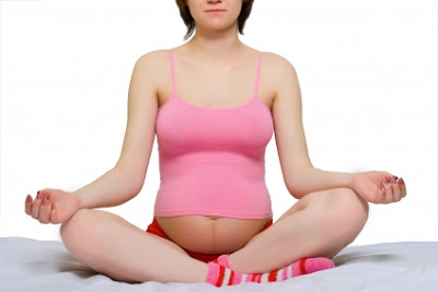 embarazada haciendo yoga