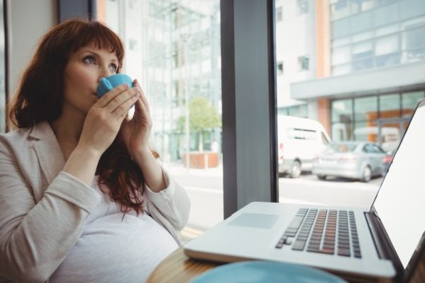 ¿Sabías que… beber demasiado café en el embarazo afecta al peso del bebé al nacer?