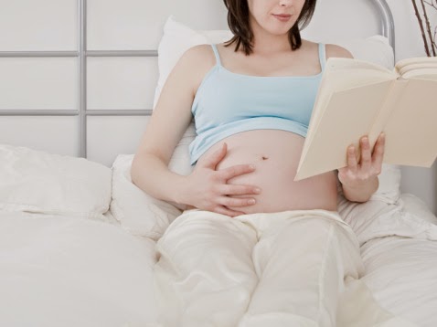 embarazada-leyendo-consejos-embarazo